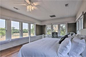 - une chambre avec un grand lit blanc et des fenêtres dans l'établissement The Mildred Guest Haus, à Mason