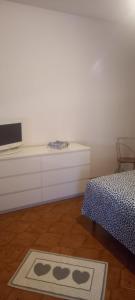 una camera con letto, scrivania e tappeto di A casa di Annamaria a Reggio Emilia