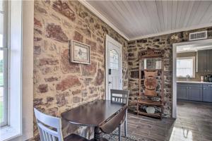 d'une salle à manger avec une table et un mur en pierre. dans l'établissement The Mildred Guest Haus, à Mason