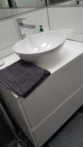 La salle de bains est pourvue d'un lavabo blanc sur un comptoir. dans l'établissement HomeSweetHome#Bingen, à Bingen am Rhein