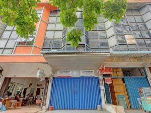 a blue door in front of a building at SPOT ON 92985 Mitra Homestay in Nagoya