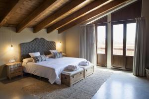 Llit o llits en una habitació de Hotel Mas De Cebrian