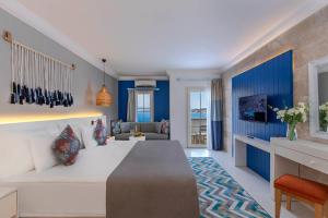 una sala de estar con una cama grande y paredes azules en Holiday Inn Resort Bodrum, an IHG Hotel- Ultra All Inclusive, en Bodrum City