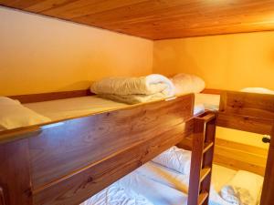 ein paar Etagenbetten in einem Zimmer in der Unterkunft Appartement Modane, 3 pièces, 6 personnes - FR-1-468-81 in Valfréjus