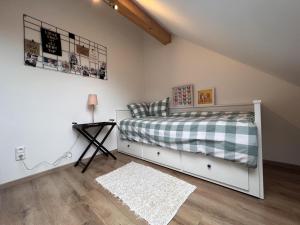 um quarto com uma cama branca e um tapete branco em De Lelie em Rekem