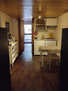 拿坡里的住宿－La scalinata apartment，一间带桌子的厨房和一间餐厅