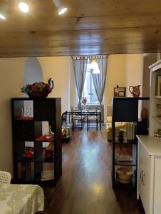 拿坡里的住宿－La scalinata apartment，一间带桌子的客厅和一间带