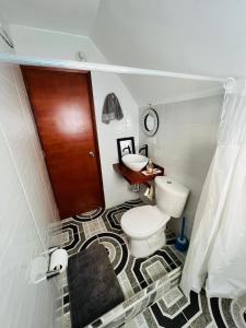 La salle de bains est pourvue de toilettes et d'un lavabo. dans l'établissement La cabaña, a 15 minutos de Paipa, à Sotaquirá