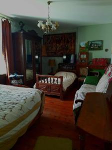 Una cama o camas en una habitación de Ferme Arboucau