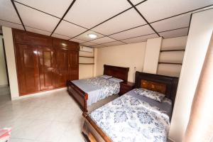 zwei Betten in einem Zimmer mit in der Unterkunft Lindo apto al lado del parque del ingenio in Cali