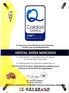 een flyer voor een medisch dontario-bericht met een banaan bij Hostal Doña Mercedes in Juayúa