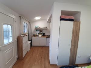 een keuken met een witte koelkast en een aanrecht bij Una in Umag