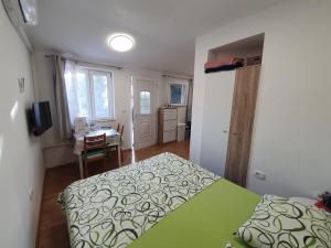een slaapkamer met een bed en een tafel erin bij Una in Umag