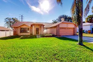 una casa con una palmera en un patio en SunKissed Retreat, en Orlando