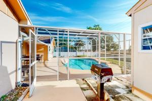 ein Haus mit Pool und Glaserweiterung in der Unterkunft SunKissed Retreat in Orlando