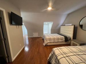 1 Schlafzimmer mit 2 Betten und einem Flachbild-TV in der Unterkunft 3196 Joe Parker C in Gainesville