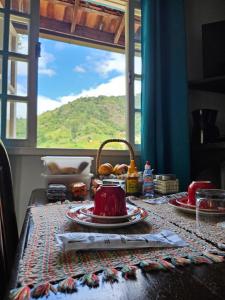 Uma vista da montanha tirada da pousada 