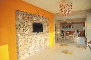 un soggiorno con parete in pietra e TV di GRAYHAUS Spacious Bungalow & Garden Villa - SS3 Petaling Jaya, near Sunway - Stay Only NO EVENTS a Petaling Jaya