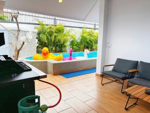 芭達雅南區的住宿－Pattaya Aqua Villa - Pool - Kitchen - BBQ - Smart TV，客厅设有游泳池,浴缸内备有橡皮鸭