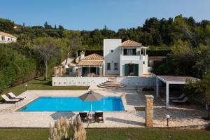 Πισίνα στο ή κοντά στο Beachfront Villa Dionysos - With private beach