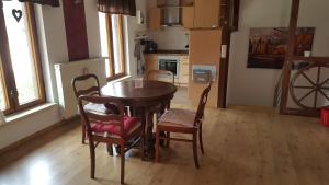 a kitchen with a table and chairs in a room at Ferienhaus Am Stadtpark in Ballenstedt +13 photos