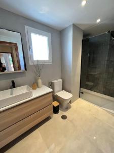 ein Bad mit einem Waschbecken, einem WC und einer Dusche in der Unterkunft Duplex in residential complex with pool in Altea