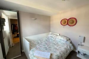 Tempat tidur dalam kamar di Charming 2BD Flat w Chic Terrace Kentish Town