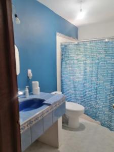 Baño azul con aseo y lavamanos en Casa Las Animas, en El Carmen