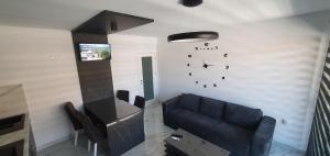 TV in/ali zabaviščno središče v nastanitvi ITACA apartman Krupanj