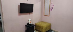 TV a/nebo společenská místnost v ubytování Elegantly furnished 1bedroom at Claycity, Thika Rd
