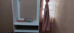 een badkamer met een wastafel en een raam bij Elegantly furnished 1bedroom at Claycity, Thika Rd in Nairobi