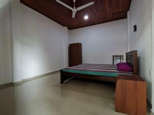 Ένα ή περισσότερα κρεβάτια σε δωμάτιο στο Ajith Homestay