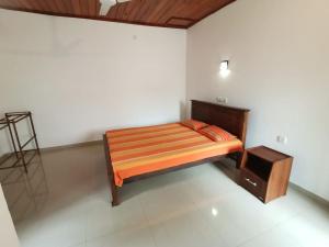 Ένα ή περισσότερα κρεβάτια σε δωμάτιο στο Ajith Homestay