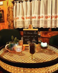 stół z napisem na górze stołu w obiekcie Ruta 7 Coffee & Lodging w mieście Villa Maniguales