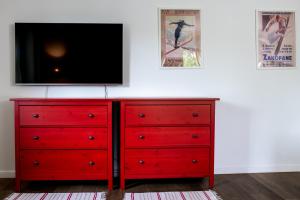 Televízia a/alebo spoločenská miestnosť v ubytovaní Apartamenty Tatrzańskie Turnie Krupówki