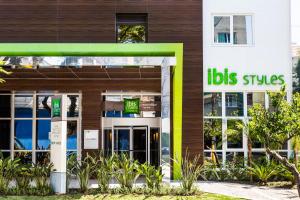 un edificio con un cartel de franjas de autobús delante de él en Ibis Styles Porto Alegre Centro en Porto Alegre