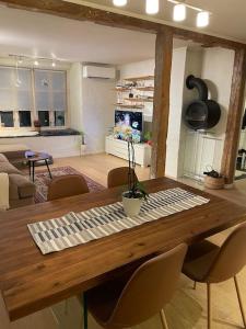 Una sala de estar con una mesa y sillas de madera. en The old bakery in Sandviken, en Bergen