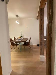 Un comedor con mesa y sillas en The old bakery in Sandviken, en Bergen