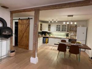 Una cocina con mesa y sillas y un refrigerador. en The old bakery in Sandviken, en Bergen