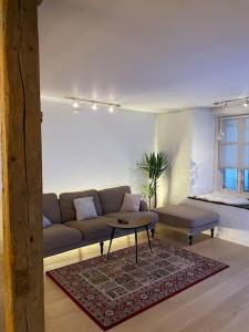 una sala de estar con un sofá y una mesa en The old bakery in Sandviken, en Bergen