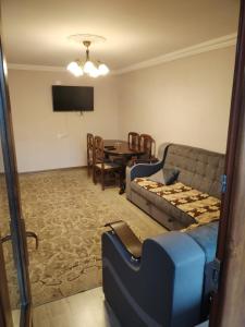 - un salon avec un canapé et une table dans l'établissement Apartment in Dilijan city, à Dilidjan