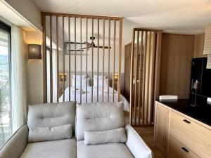 聖馬克西姆的住宿－Suite de luxe avec vue mer，带沙发和电视的客厅