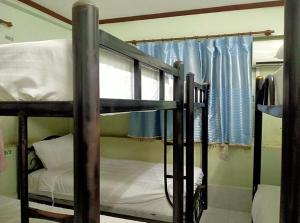 Katil dua tingkat atau katil-katil dua tingkat dalam bilik di Rainbow Hotel Vientiane