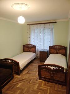 Cette chambre comprend 2 lits et un canapé. dans l'établissement Apartment in Dilijan city, à Dilidjan