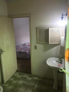 baño con lavabo y 1 cama en una habitación en Espaço Colaborativo Coexistir, en São Paulo