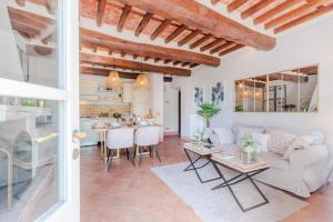 Кът за сядане в Jacopo Farmhouse Apartment in Wine Resort in Lucca