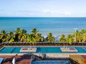 若昂佩索阿Flat de Luxo 413 - Cabo Branco Unity的从度假村的阳台上欣赏海景