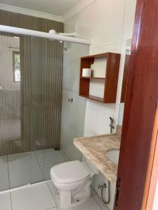 uma casa de banho com um WC, um lavatório e um chuveiro em Pousada Casa Dunas em Barreirinhas