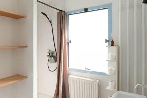 cortina de ducha en un baño con ventana en Studio Gare Saint Jean, en Burdeos