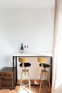 einen Tisch mit 2 Stühlen und eine Flasche Wein in der Unterkunft Studio Gare Saint Jean in Bordeaux